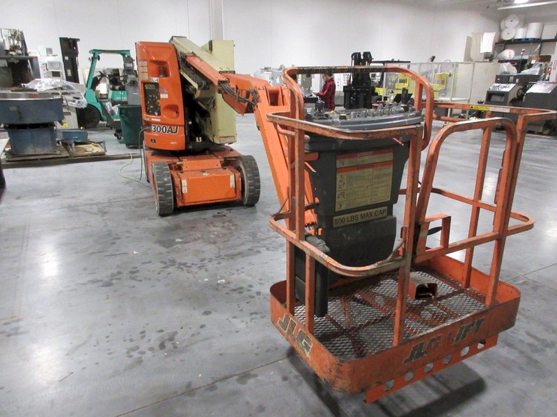 JLG E300AJ 30' Electric Articulating Boom Lift, 48V, 500 lb Capacity- Auction Item