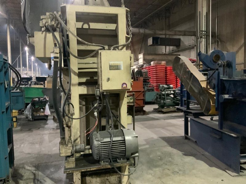 SELMA VERTICAL INDUSTRIAL BALER . STOCK# 1263622