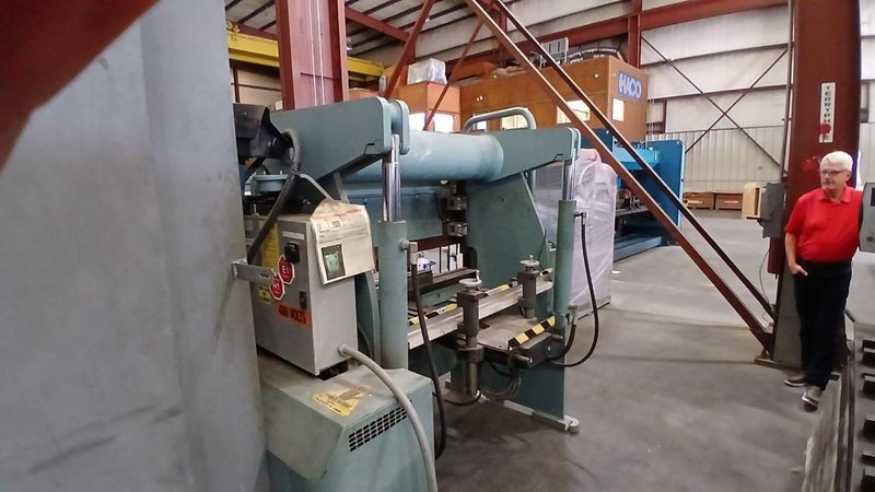 60 Ton x 6′, Accurpress, 7606, Hydraulic Press Brake, 1995 – CNC Backguage, Tooling and Cabinet Included