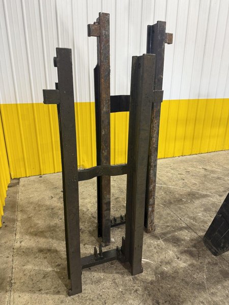 30,000 LBS SUPERIOR FAB MODEL #98-105-617 FORKLIFT MAST: YOBRO #23993