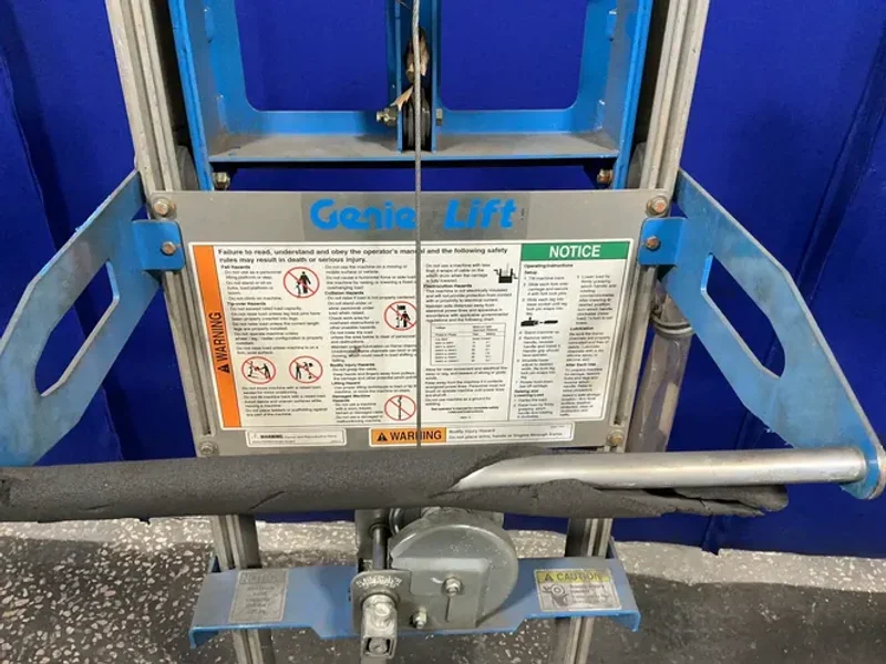 GENIE 500 LBS HAND CRANK LIFT  -  GL-4