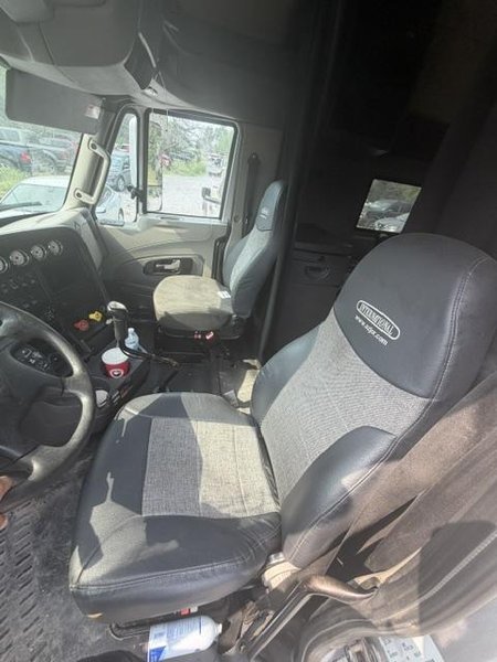 International ProStar Sleeper Truck, 2014 – Class 8 Tandem Axle Semi Tractor w/ Diesel Engine, Sleeper Cab &amp; Air Ride Suspension