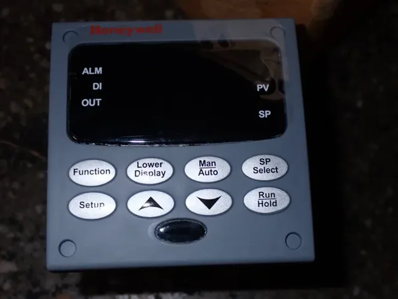 HONEYWELL DIGITAL CONTROLLER  -  UDC3200 / DC3201-CE-100R-210-10000-00-0