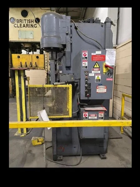 110 TON X 10&#039; PACIFIC HYDRAULIC PRESS BRAKE