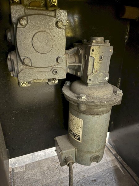 1,250 LB STINGER MODEL #P-1250 PIPE WELDING POSITIONER WITH 30" GRIPPER CHUCK: YOBRO #25216