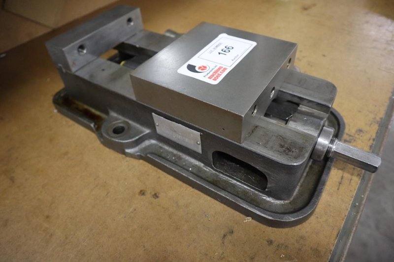 Kurt D-60 6" Machine Vise with Handle- Auction Item