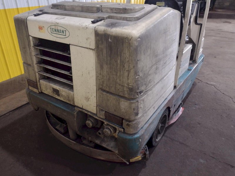 TENNANT 2400 FLOOR SCRUBBER: STOCK #18641