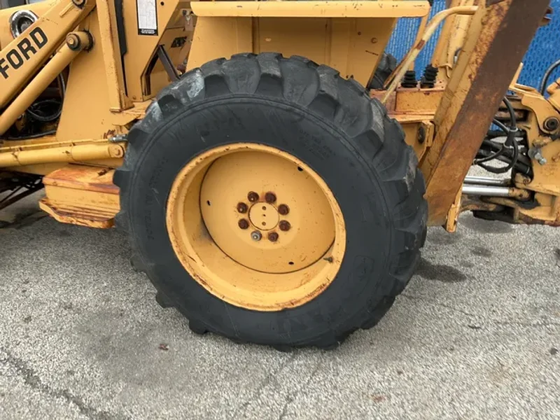 FORD BACKHOE   -  555