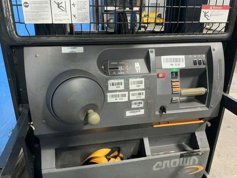 Crown 3000 Lbs Electric Order Picker - Sp3510-30