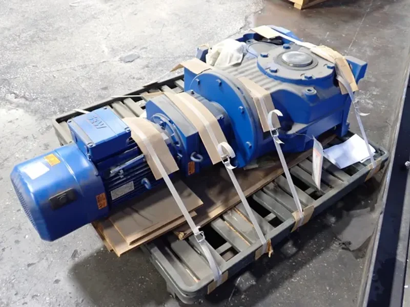 SEW EURODRIVE 10 HP GEAR DRIVE  -  KAZ127 R87 DRN132M4 BE11HR
