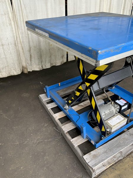 3300 LB GLOBAL INDUSTRIAL HYDRAULIC SCISSOR LIFT TABLE: STOCK #81180