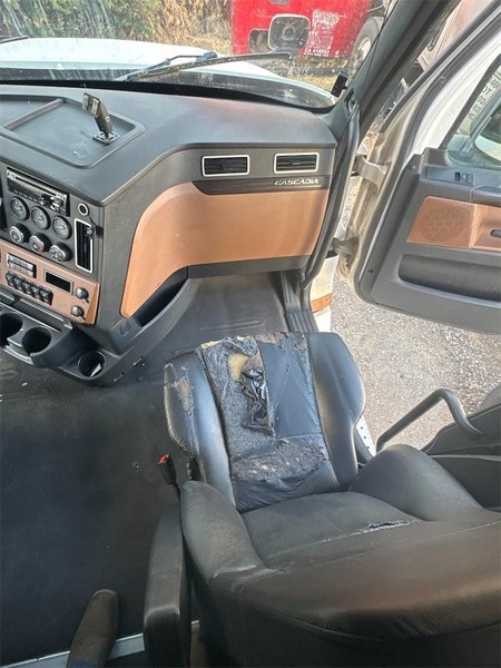 2019 Freightliner Cascadia 1FUJHHDR5KLKM7237