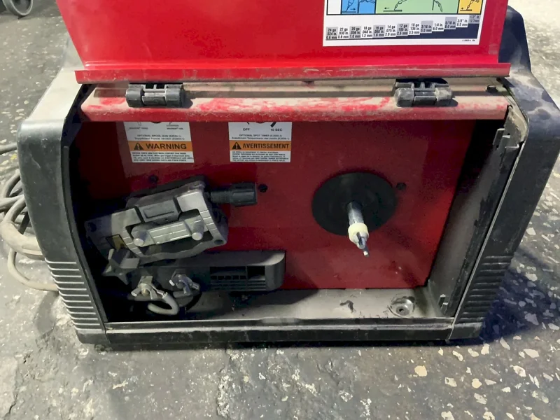 LINCOLN ELECTRIC 90-140 A WELDER  -  POWER MIG 140C