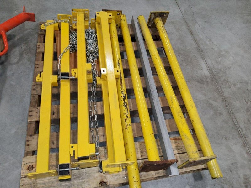 2020 BLUE GIANT 15,000LB DOCK LIFT