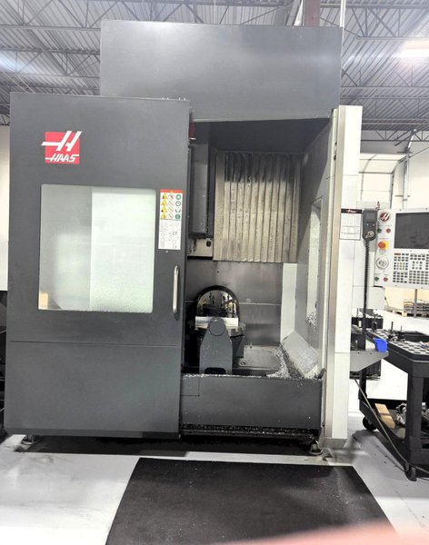 Haas UMC-750 5-Axis 2018 with: 5th Axis, 10k RPM Spindle, Through Spindle Coolant, 30-SMTC, HSM, Probing, Chip Conveyor, and Coolant Tank.