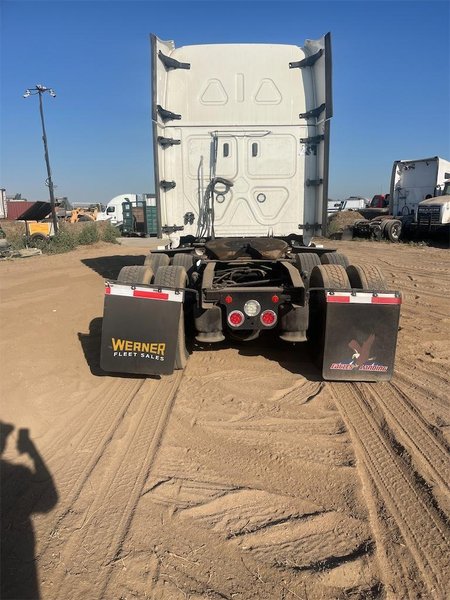 2020 Freightliner CA126SLP - Cascadia  3AKJHHDR2LSLR4945