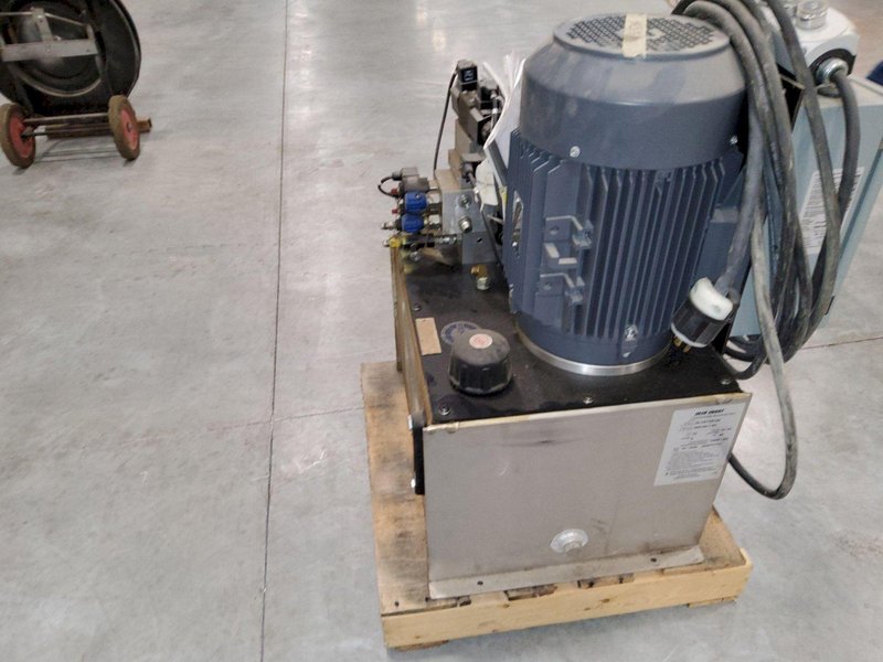 2020 BLUE GIANT 15,000LB DOCK LIFT