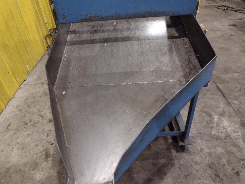 GRAVITY BIN / HOPPER DUMP OUT FEEDER STAND: YOBRO #25387