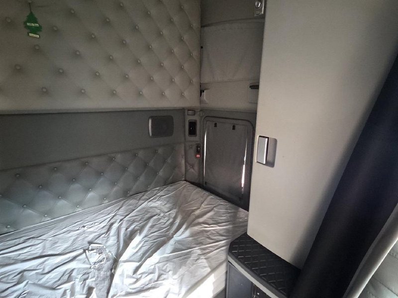 Kenworth T680 Sleeper Truck, 2019 – Paccar MX013, Eaton Auto