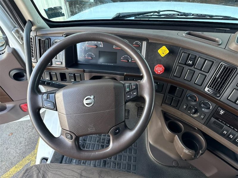 VOLVO VNL64T780 - Trucks