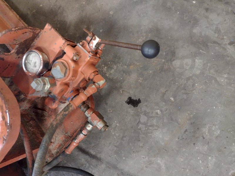 (2) HYDRAULIC PIPE VISES WITH HYDRAULIC POWER UNIT: STOCK 17506