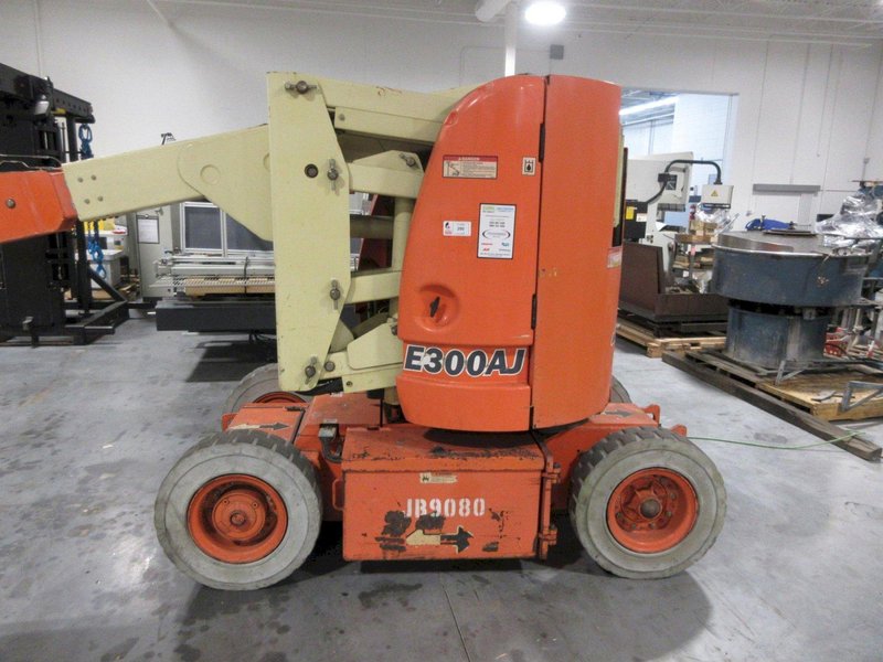 JLG E300AJ 30' Electric Articulating Boom Lift, 48V, 500 lb Capacity- Auction Item