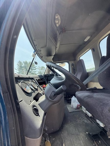 Freightliner Cascadia 125 Day Cab Semi Truck, 2018 – Detroit DD15 Diesel, Tandem Axle, 52,000-Lb GVWR