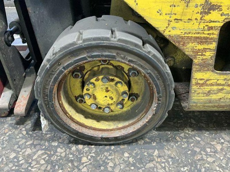 HYSTER 5600 LBS PROPANE FORKLIFT  -  S60XL