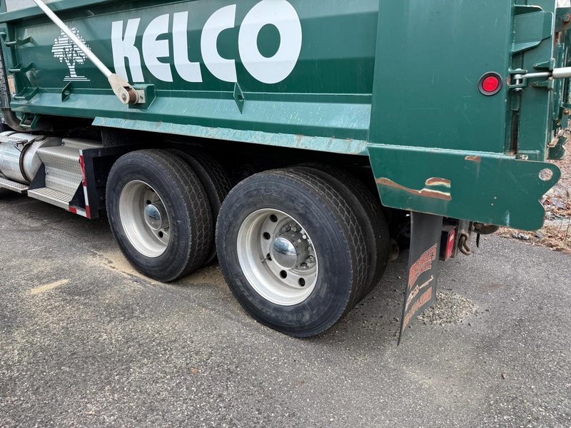 Kenworth T800 Dump Truck, 2007 – CAT C15, 8LL Manual, Tri-Axle, 16′ Steel Bed, Pre-Emission