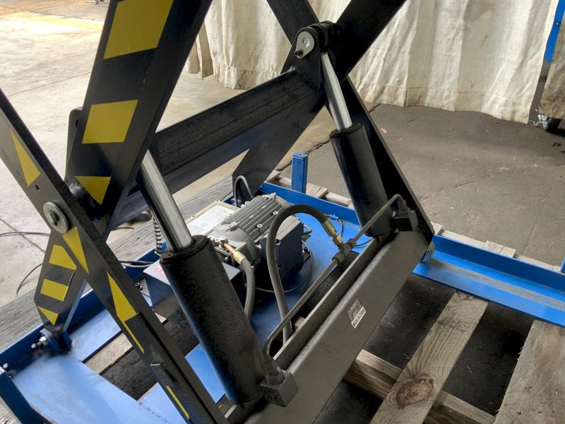 3300 LB GLOBAL INDUSTRIAL HYDRAULIC SCISSOR LIFT TABLE: STOCK #81180