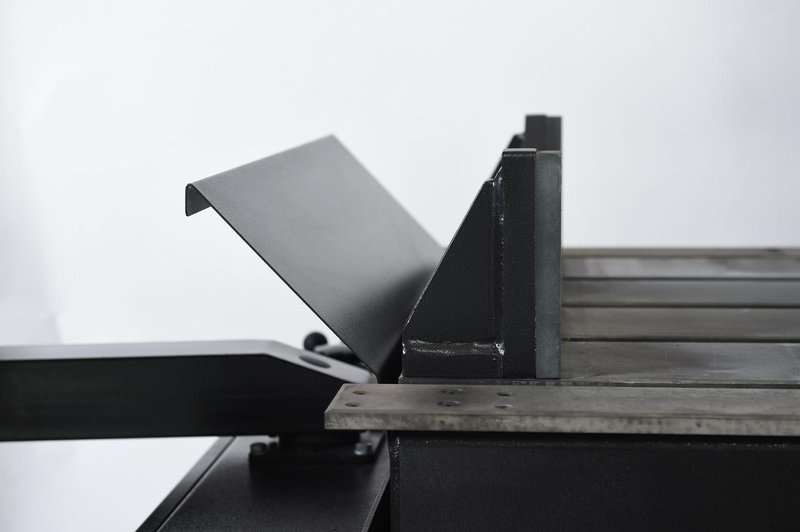 NEW - 22"H x 18"W HYD-MECH VW-18 VERTICAL TILT FRAME BAND SAW