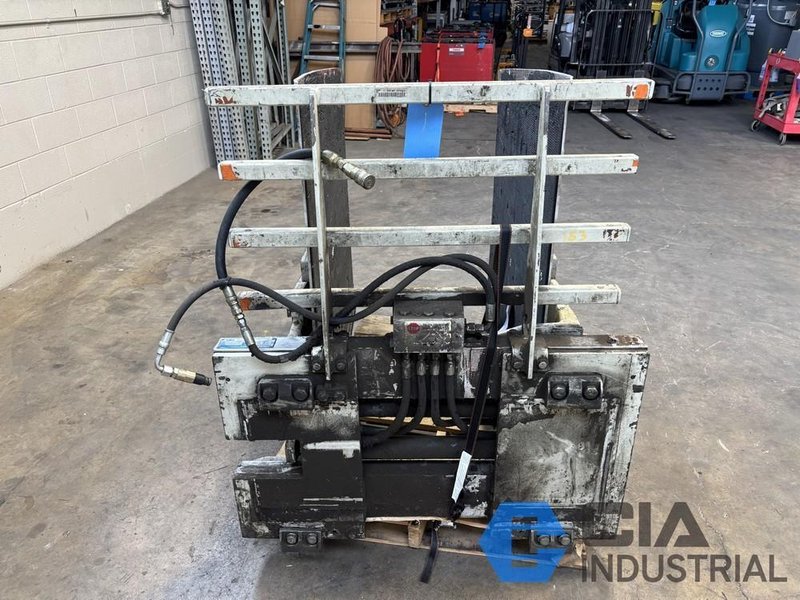 2,500 LB. CASCADE MODEL 25D-CCS-35Q HYDRAULIC CARTON CLAMP ATTACHMENT