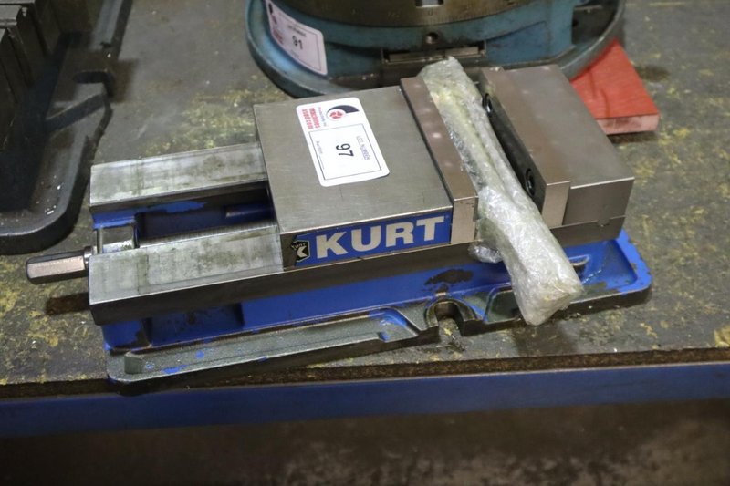 Kurt D675 6" Machine Vise, Steel Jaws, Handle- Auction Item