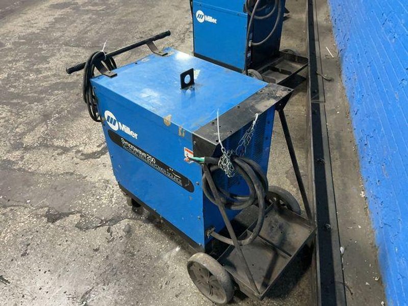 MILLER 250 A WELDER   -  SYNCROWAVE 250