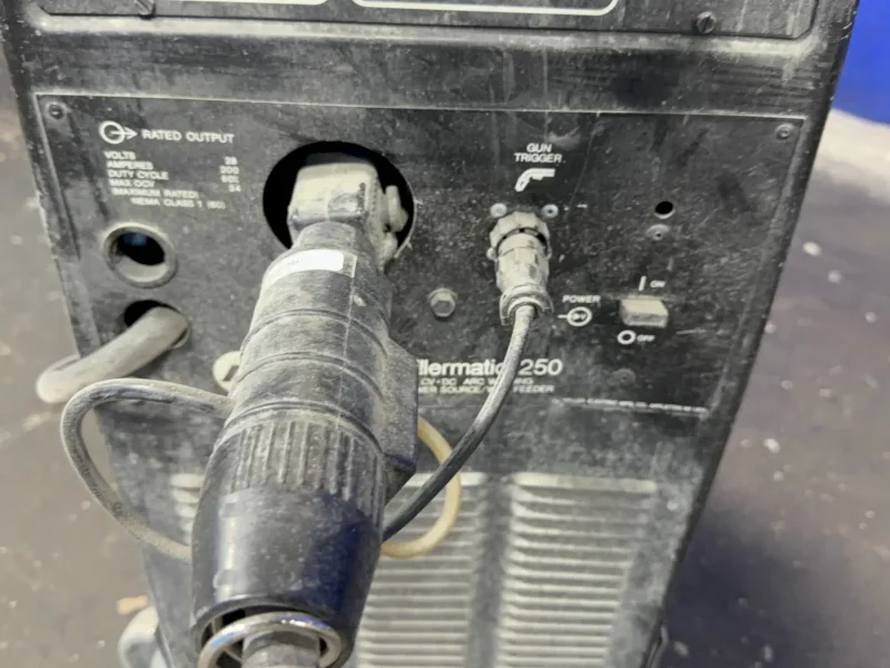 MILLER 200 AMP WELDER   -  MILLERMATIC 250
