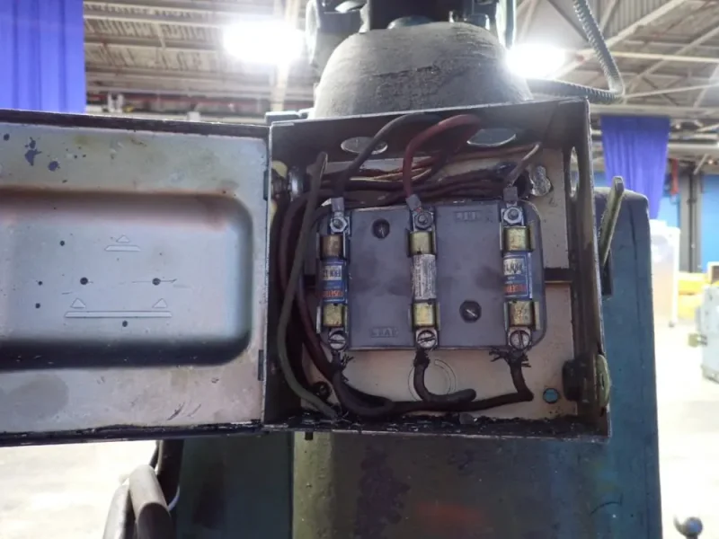 CLEVELAND 32" X 8" VERTICAL MILL