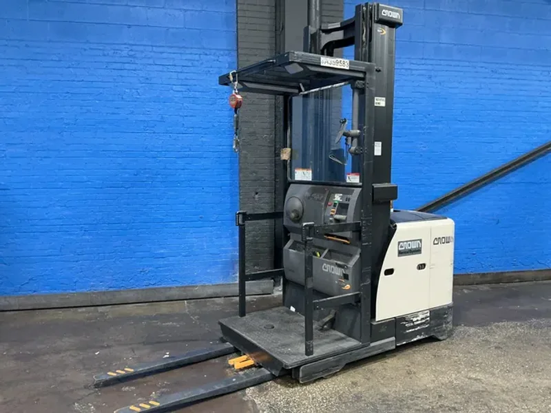 Crown 3000 Lbs Electric Order Picker - Sp3520-30