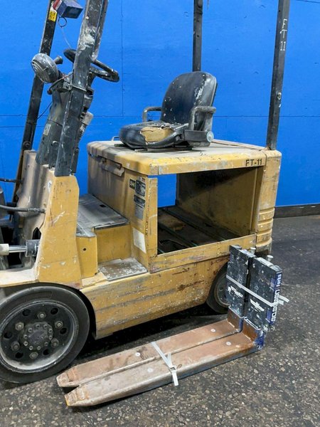 CATERPILLAR 1600 LBS ELECTRIC FORK LIFT   -  2EC25
