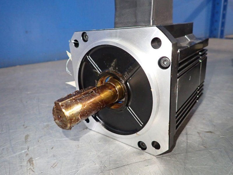 OMRON 0.9 KW AC SERVO MOTOR  -  R88M-K90010F-BS2