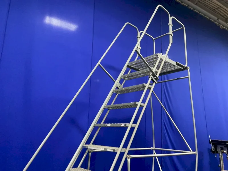 ULINE 450 LBS / 1 PERSON PORTABLE LADDER