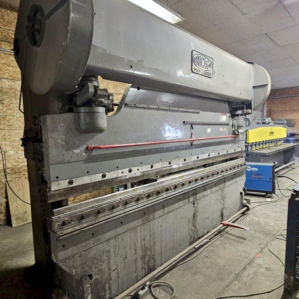 90 TON X 10' CHICAGO MODEL 410-P SP MECHANICAL PRESS BRAKE. STOCK # 0446825.