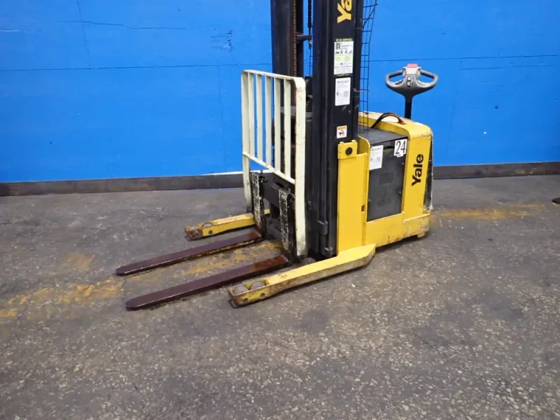YALE 3000 LBS ELECTRIC STRADDLE LIFT  -  MRW030LEN24TE078