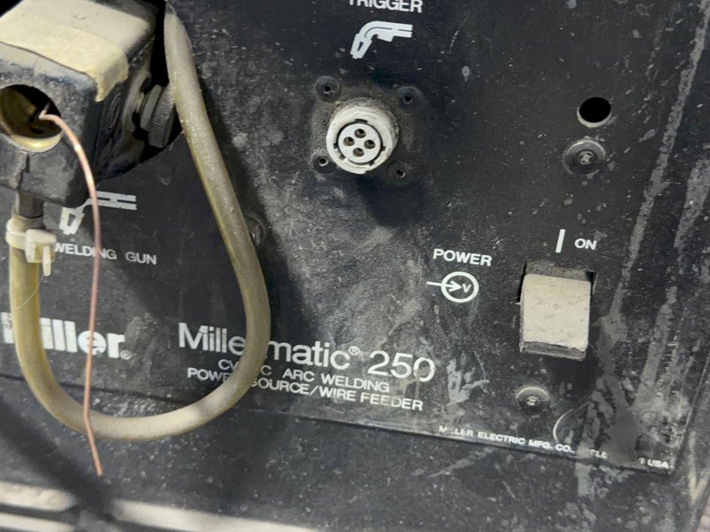 MILLER 200 AMP WELDER   -  MILLERMATIC 250