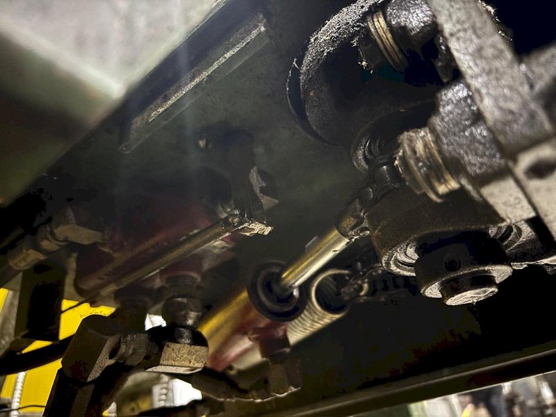 32" CAPACITY CLEATBENDER W/ 6' SCISSOR LIFT TABLE: YOBRO #24393