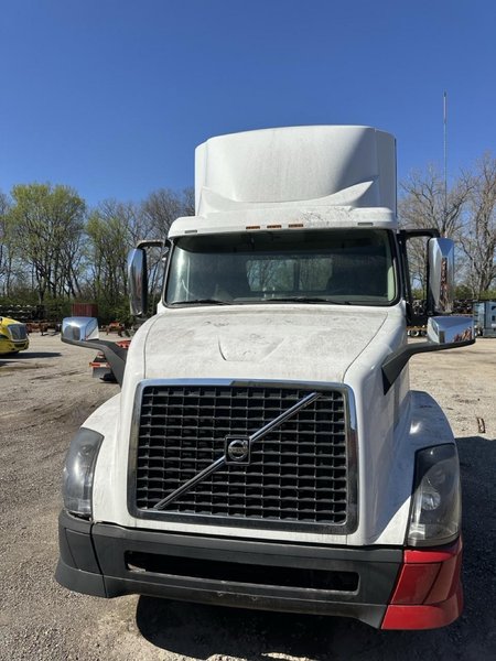 Volvo VNL Day Cab Semi Truck, 2015 – Volvo D13, I-Shift, Air Ride