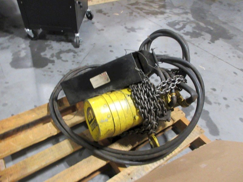 Budgit BAH0215 Pneumatic 2 Ton Chain Hoist with Metal Chain Catcher and Connection Hoses, **No Pendant Control**- Auction Item