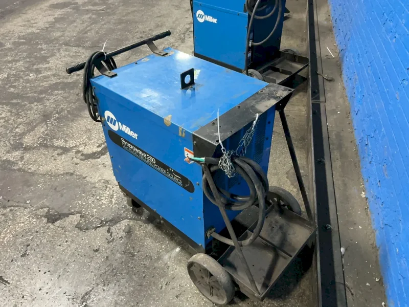MILLER 250 A WELDER   -  SYNCROWAVE 250