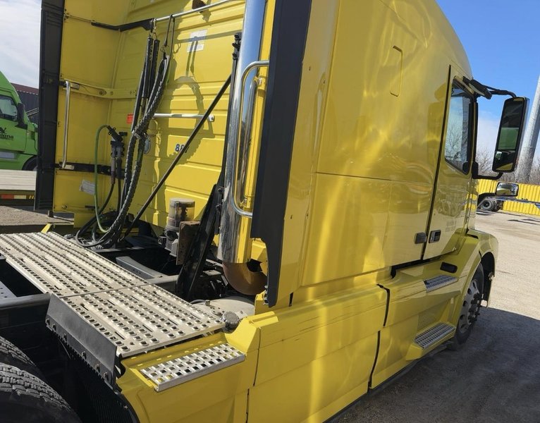 2017 Volvo VNL 760 High-Rise Sleeper Truck -Volvo D13 455HP, I-Shift Auto, 77″ High Cab, Tandem Axle Highway Tractor
