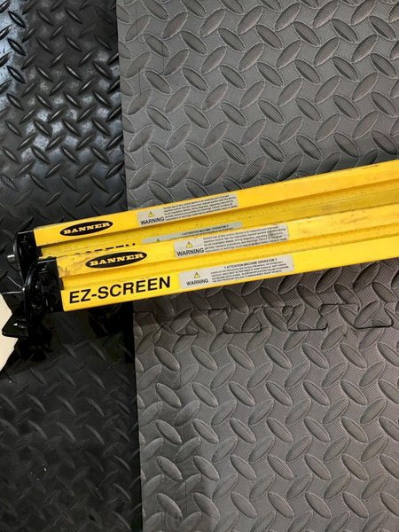 BANNER SLSCR30‑1500Q8 + SLSCE30‑1500Q8 Safety Light Curtain USED