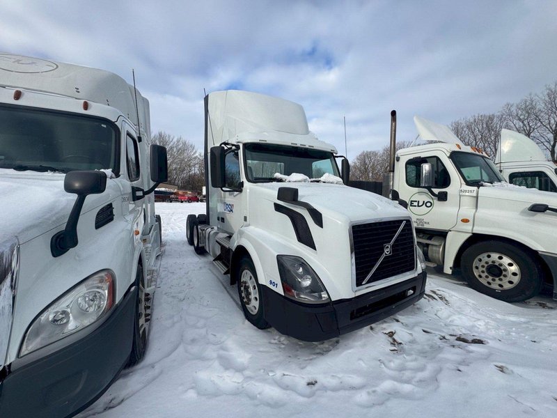 2016 Volvo VNL 760 Day Cab– Volvo D13 455HP, I-Shift 12-Speed Auto, Tandem Axle Class 8 Highway Tractor